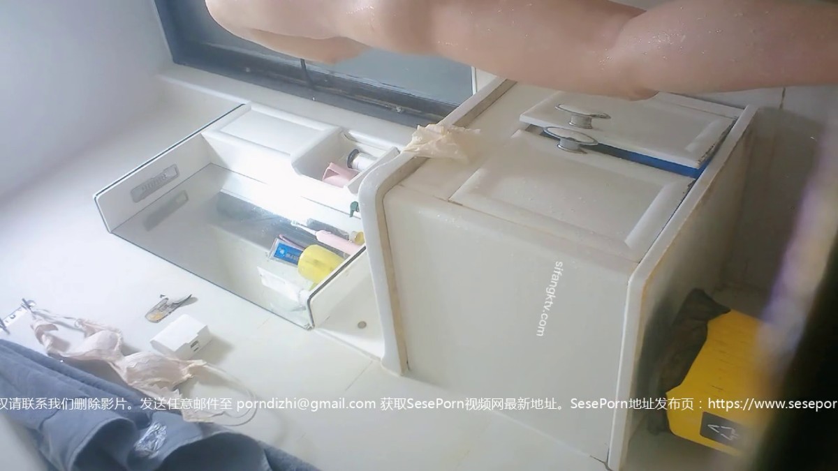 大神坑妹子女人坑女人第四季！大学校内浴池针孔正对出口各种裸身学生妹入镜+出租房妹子洗澡鸳鸯浴 (11)