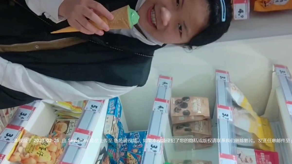 零食店cd3美女 两长一短裙子，还被短裙妹妹狠狠瞪眼