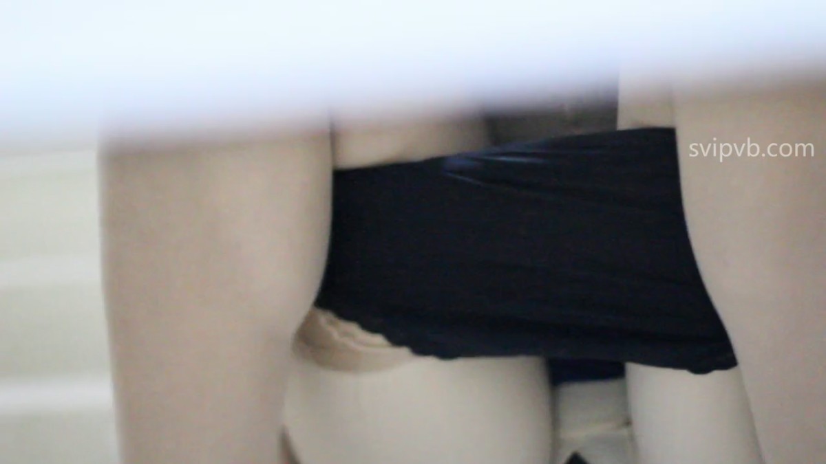 疯狂大胆坑神躲进商场女厕独占一个坑位隔板缝中偸拍各种B形妹子方便-P1 (1)