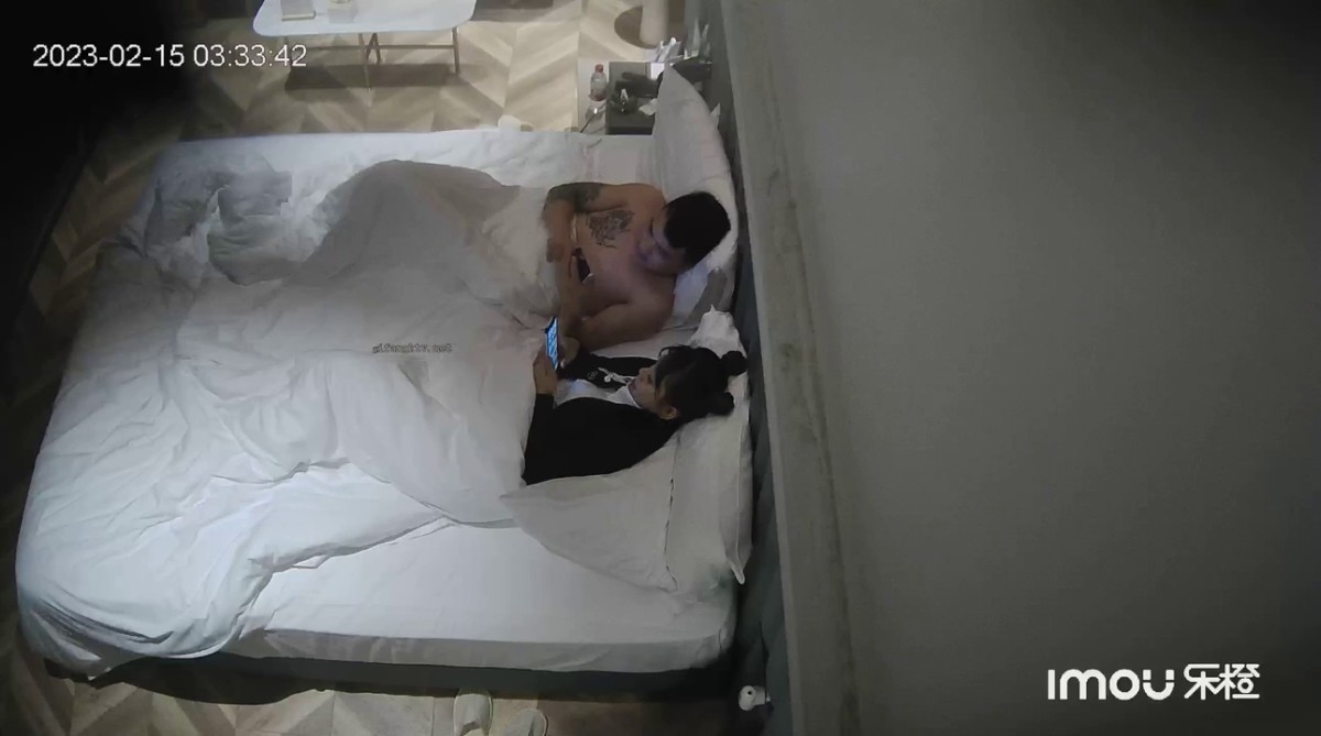 2023-2-15最新乐橙酒店偷拍 纹身社会哥找小姐娃娃头学生制服妹草完逼一块躺着玩手机