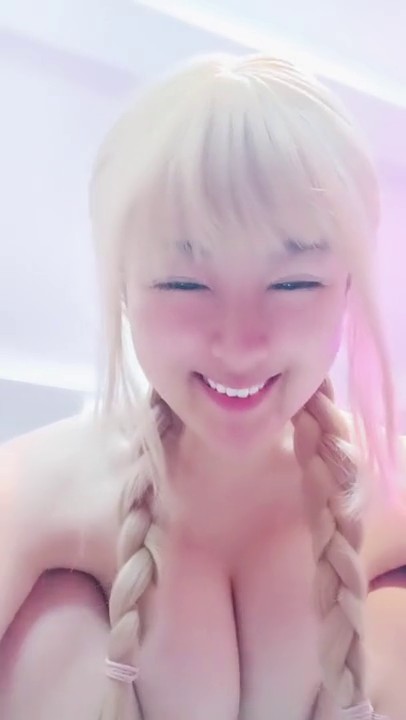 黄毛大奶妹极品可爱呆萌精彩大秀直播，性感火辣热舞揉奶玩逼各种展示，奶子翘挺屁股翘撸管佳作精彩不要错过