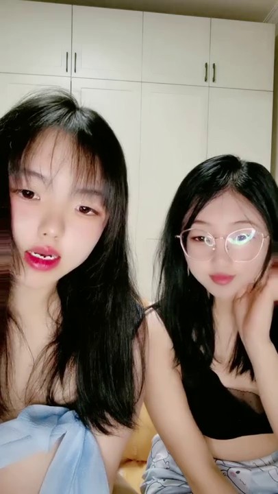 童颜巨乳小嫩逼，风骚好姐妹一起大秀直播诱惑，淫声荡语互动撩骚，揉奶玩逼特写展示小粉逼