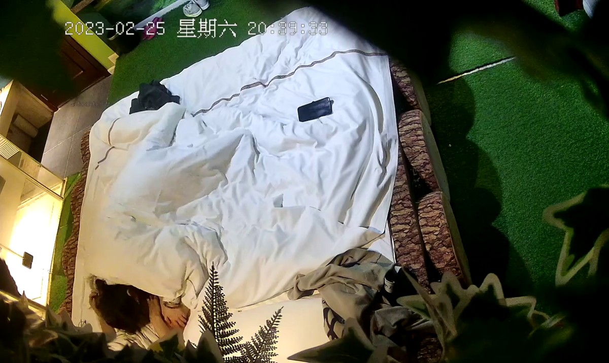 2023-2-25流出情趣酒店偷拍 新台上线极品妹子遭遇变态男友掐脖