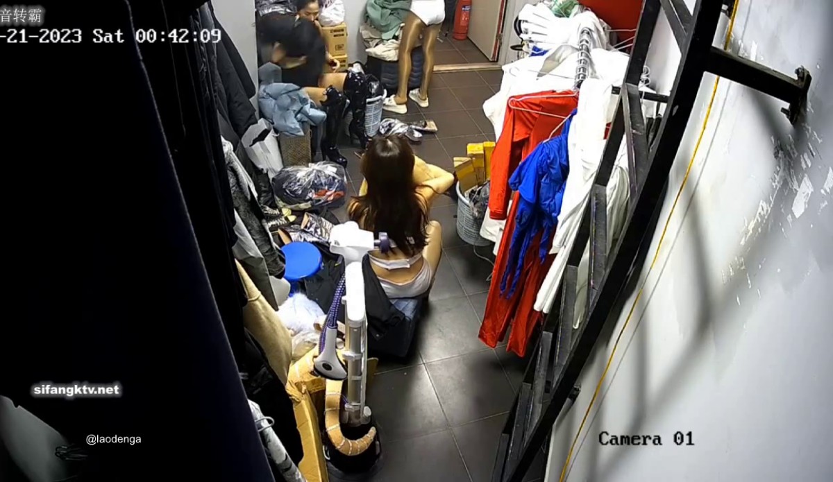 黑客破解摄像头偷拍 某剧场后台换衣间的美女们当着男助理面脱换衣服15