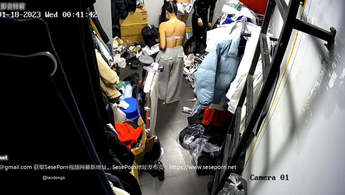黑客破解摄像头偷拍 某剧场后台换衣间的美女们当着男助理面脱换衣服9