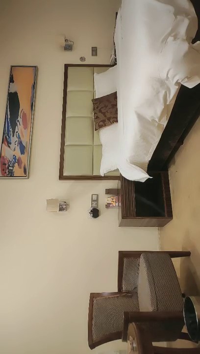 小伙洗浴中心撩美女技师去酒店开房干她的大肥B