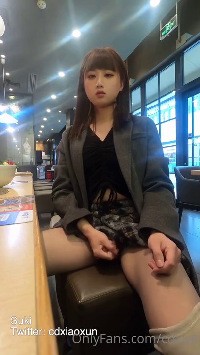 国产CD系列伪娘小薰女装商场人来人往的餐厅里露出撸射仙女棒