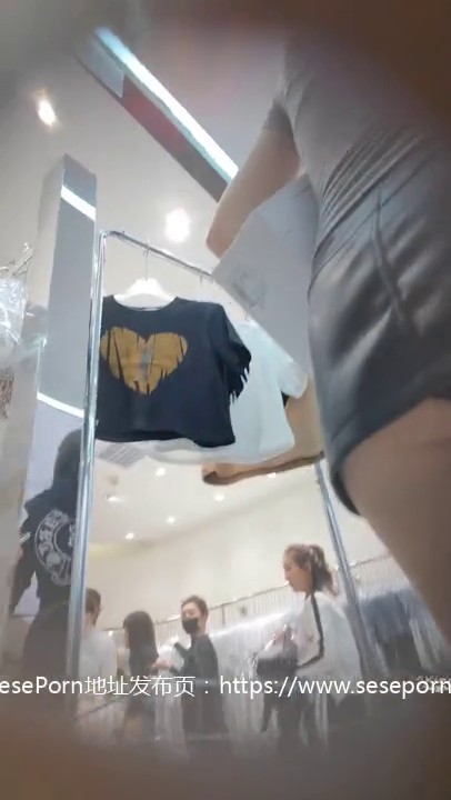 偷拍大神尾随偷拍两个高颜值短裙美女裙底风光 CD极品颜值JK小姐姐还露毛了