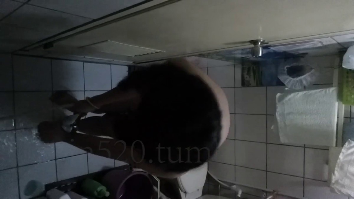 在舅舅家卫生间安装针孔偸拍小表妹洗香香 发育的不错中间看镜头2回差点翻车