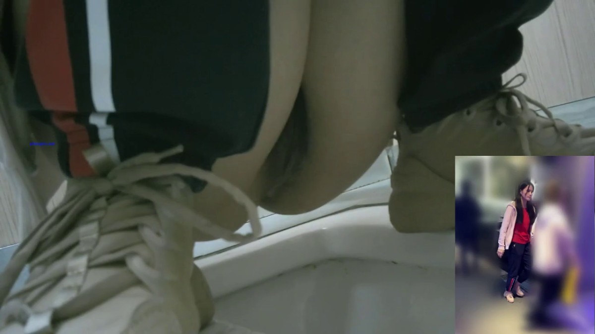 2023-3月最新流出厕拍大神商场女厕偷拍 两个高颜值美女尿尿职业装高跟美女红内裤沾满分泌物一定很骚