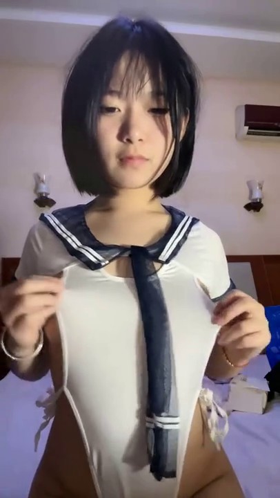 清纯美少女下海！文静乖巧卡哇伊！情趣装露奶子，特写小穴手指扣入