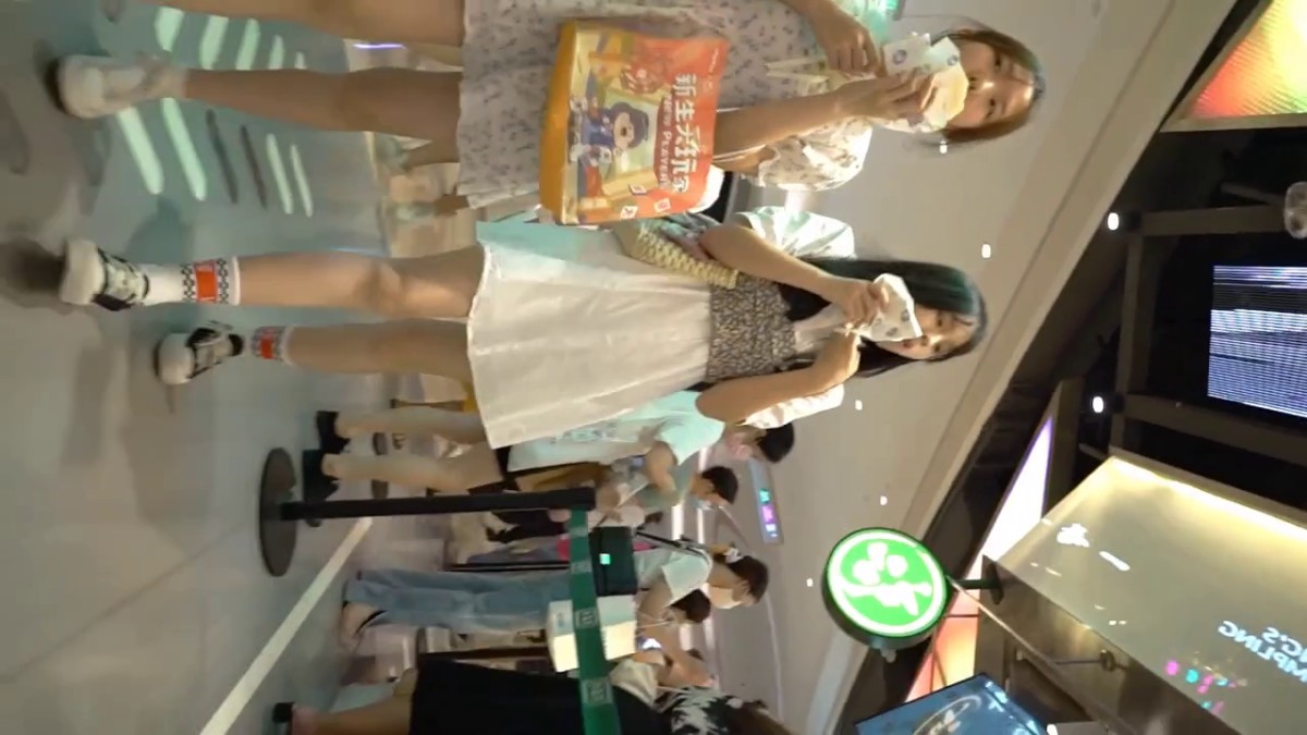 偷拍大神商场尾随偷拍 3个美女裙底风光外表高冷实则闷骚麻花辫靓妹透明爱心粉内裤全是浓密黑毛