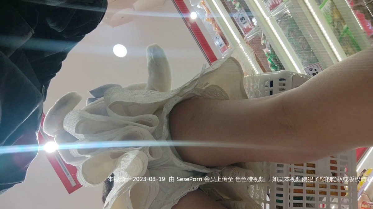 cd停不下来了，长腿短裙妹子虽然有打底裤，但总有合适的角度看内内