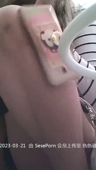 公园路边公用女厕清晰偸拍各种年轻貌美青春小姐姐方便 极品身材短发美眉换衣服鼓鼓的大翘臀看硬了（NEW） (5)