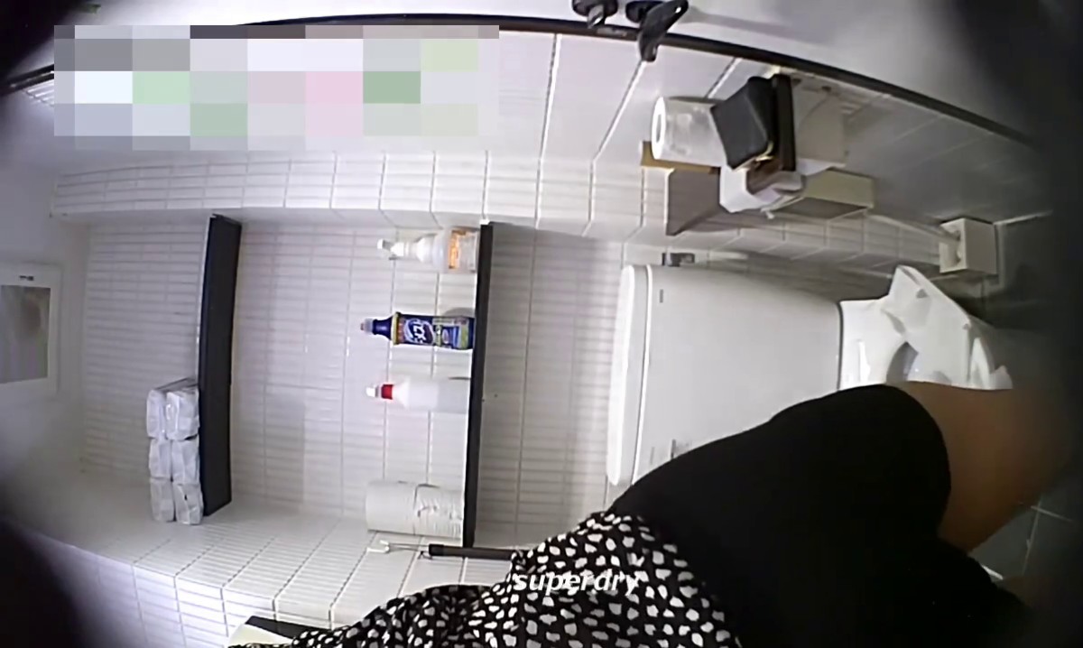 商场女厕全景偷拍30多位年轻的小姐姐 千姿百态应有尽有4