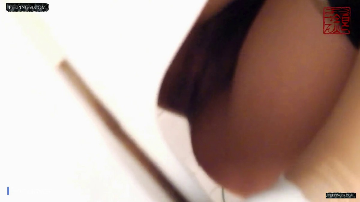 三月最新流出坑神闯入某艺术学院女生卫生间独守一个坑位接连偸拍几位漂亮美眉嘘嘘爱美妹子镜子照个没完