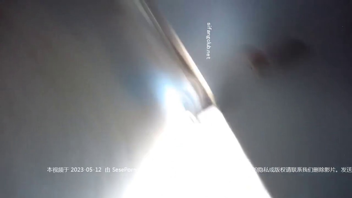 商场女厕全景偷拍牛仔裤美女的极品微毛小粉鲍