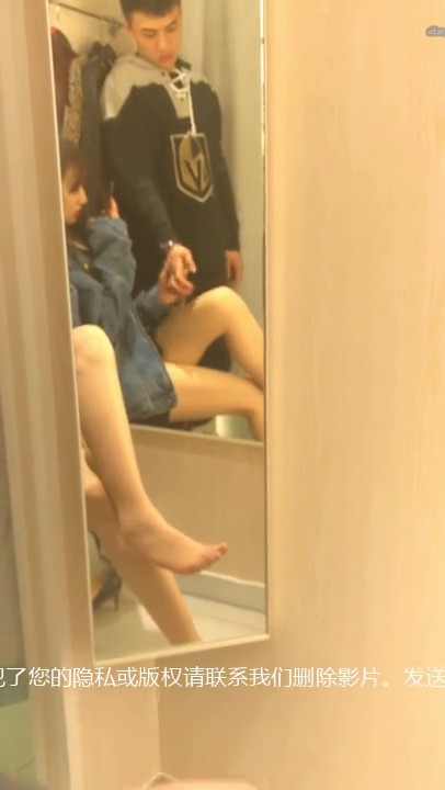 厕拍大神到女厕专拍嫩妹们的嫩逼