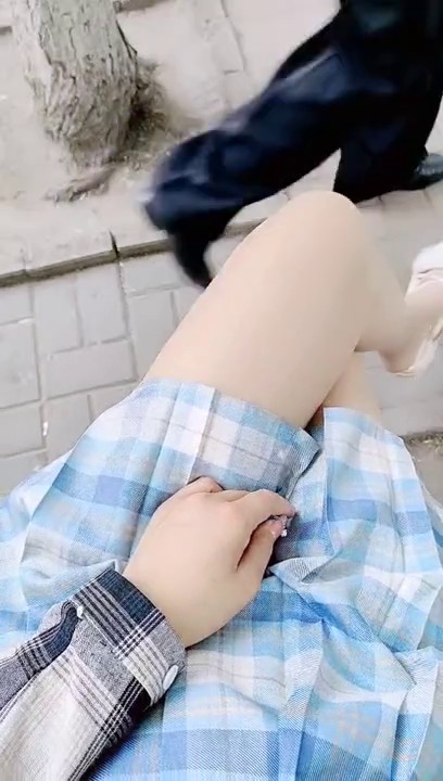 6.20高颜值极品JK美少女B塞跳蛋 在公园人前自慰 边上全是大爷 羞耻潮吹失禁 太过瘾了