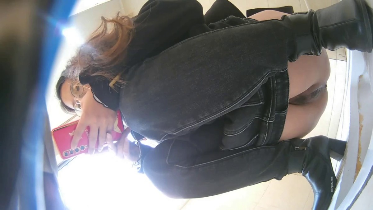 新厕拍 6月最新流出〔舞蹈美女脱光衣服+高颜值极品大号〕2