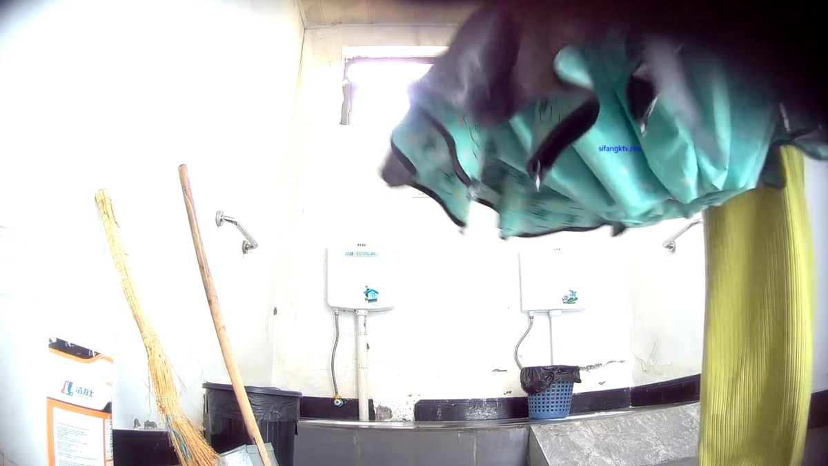 3月最新流出风景区全景女厕偷拍 游客尿尿有几个年轻妹子颜值勉强还可以