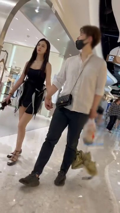 KFC商场尾随偷拍系列 身材气质极品美女蕾丝透明内隐约露B+名媛级美女