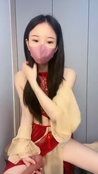 玲珑小巧，性欲极强！【唐婉】，假JJ 瓶子 黄瓜，各种道具，插到喷，明明可以靠颜值3