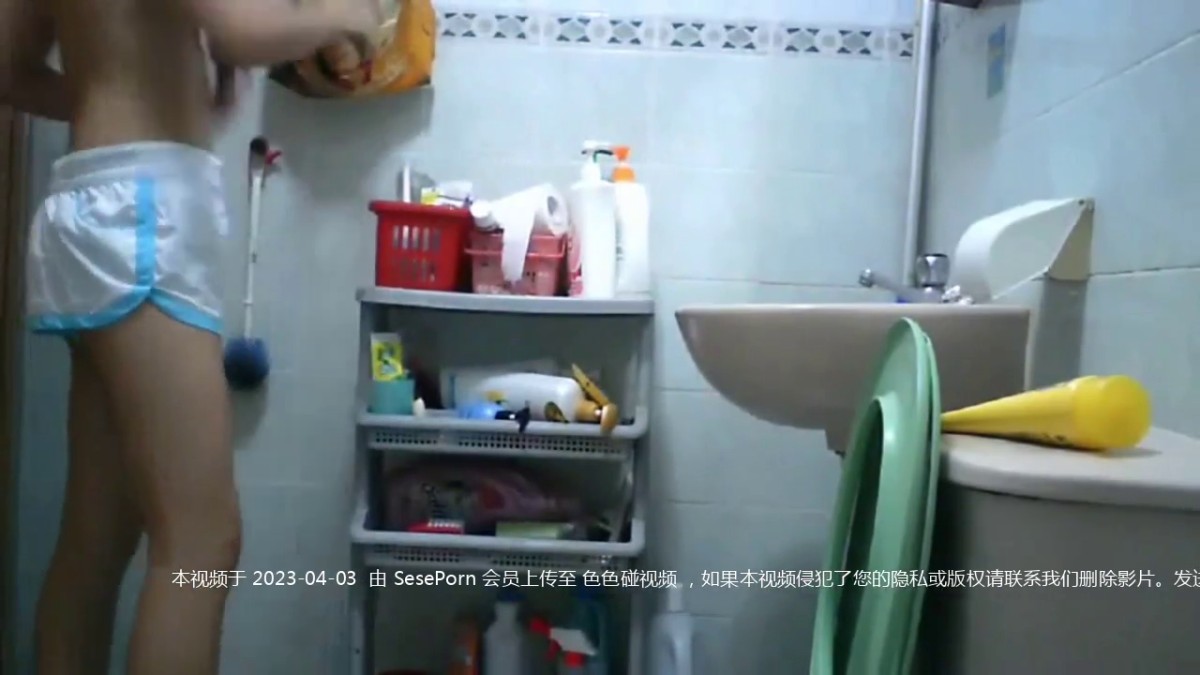 妹妹长大了装个摄像头偷窥她洗澡被惊讶到了 脱光站着先撒尿再洗澡