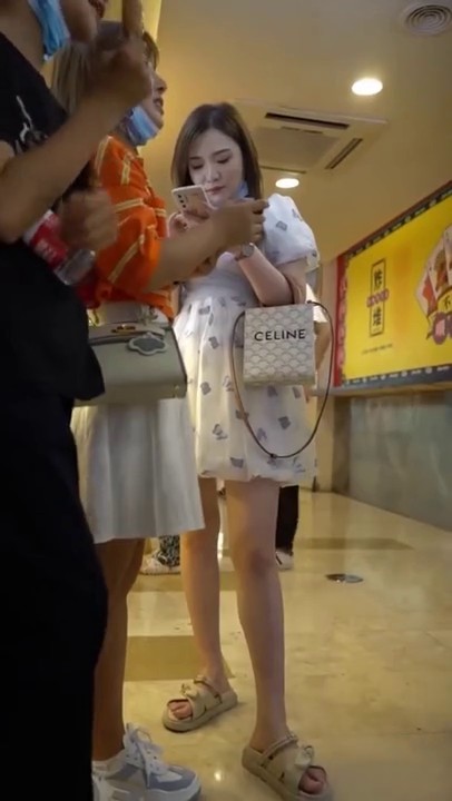 抄底漂亮少妇 皮肤白皙 身材丰腴 肥硕大屁屁 内内超性感