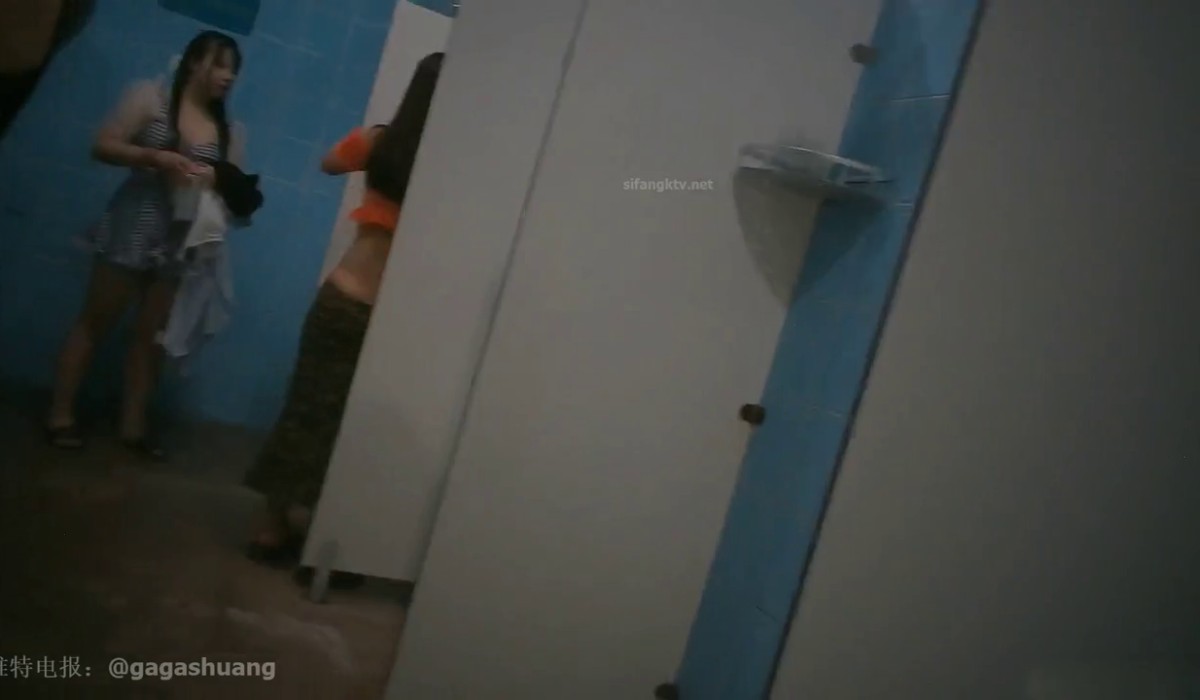 3月最新流出 重磅稀缺大神高价雇人潜入 国内洗浴会所偷拍第25期蓝色泳衣靓妹