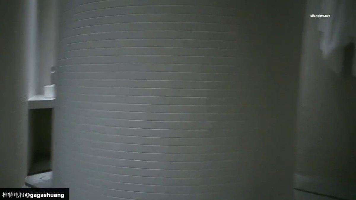 3月最新流出 重磅稀缺大神高价雇人潜入 国内洗浴会所偷拍第25期淋浴间身材不错的气质