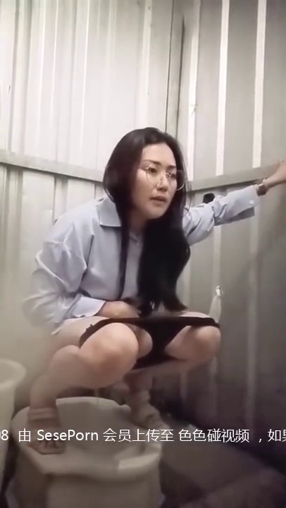 洞中偷窥美女嘘嘘 妹子擦个逼用得着这么多纸吗