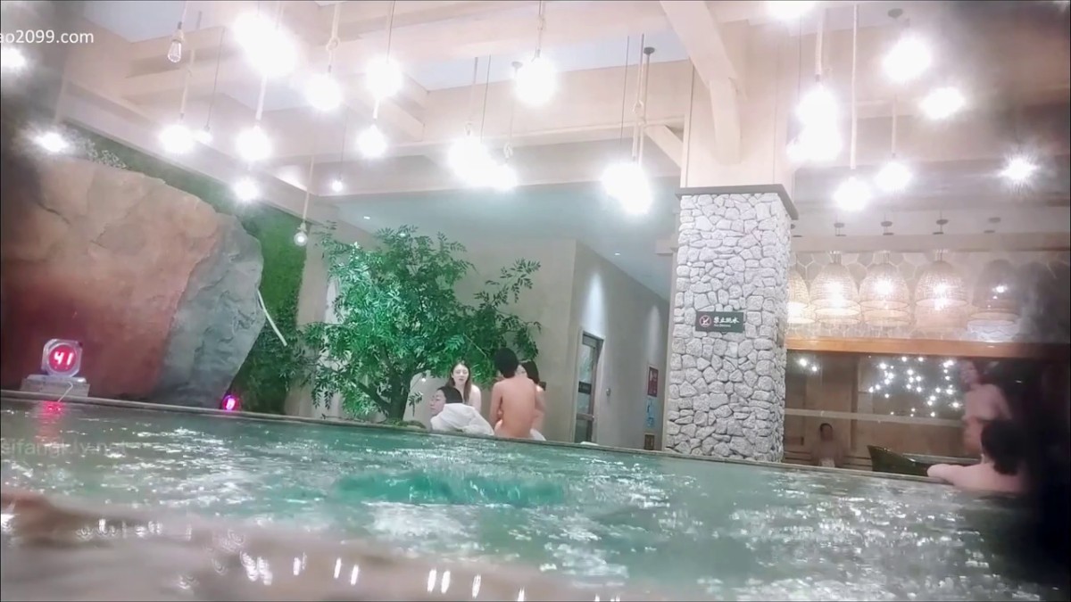 3月最新流出 重磅稀缺大神高价雇人潜入 国内洗浴会所偷拍第26期几个拿着手机四处走