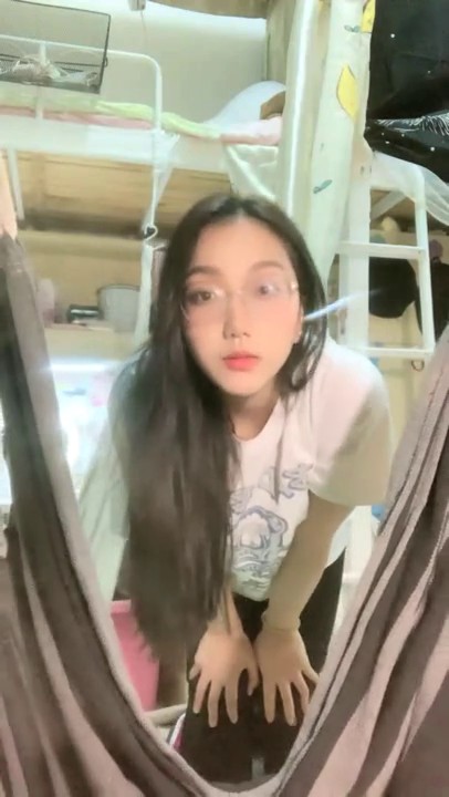 青春靓丽19岁，【小野猫】，G奶学妹~女生宿舍偷播~天然巨乳~沐浴掰穴柔逼，阴毛浓密水汪汪1