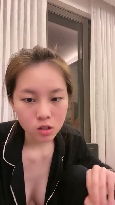 国产小青蛙自拍大作-红杏出墙性感人妻约小青蛙见面诉苦后被各种道具调教还被朋友偷操,发现后3P,无水印原版!