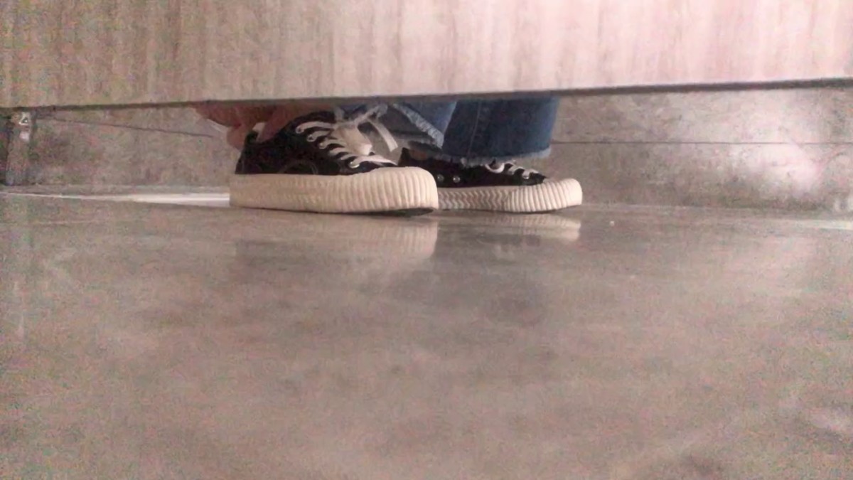 女厕偷拍黑丝美少妇 杂乱的逼毛