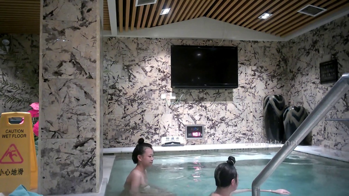 一月最新流出大神潜入温泉洗浴会所浴池淋浴间偷拍 正在淋浴两个逼毛性感的年轻美女