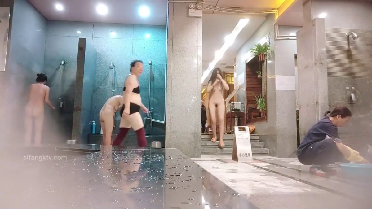 洗浴中心内部员工专门偷拍 好身材的美女洗澡