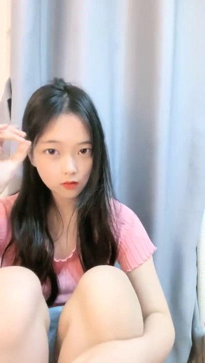 推荐！校花女神~她好骚啊~【乖】户外喷尿~自慰~跑到公共厕所喷尿，小公园扣逼~城里人真会玩5