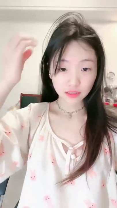 清纯亮丽小学妹，【伤心的年糕】，趁着爸爸妈妈不在家，脱衣来一段自慰，小骚逼水不少特给力-1