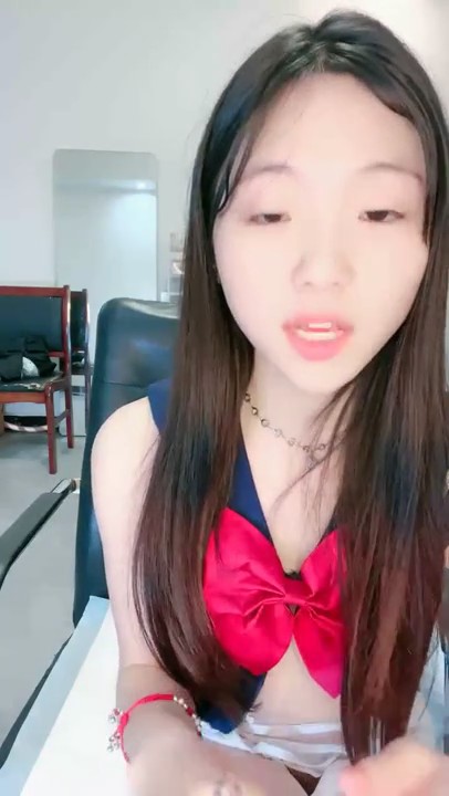 清纯亮丽小学妹，【伤心的年糕】，趁着爸爸妈妈不在家，脱衣来一段自慰，小骚逼水不少特给力1