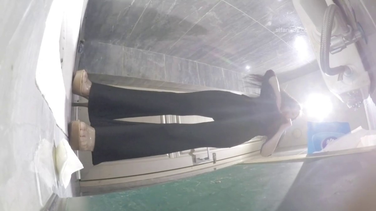 高颜值性感翘臀美女KTV包厢过生日喝多了偷偷扣逼逼时被朋友看见带到洗手间坐在马桶盖上操起来,国语!