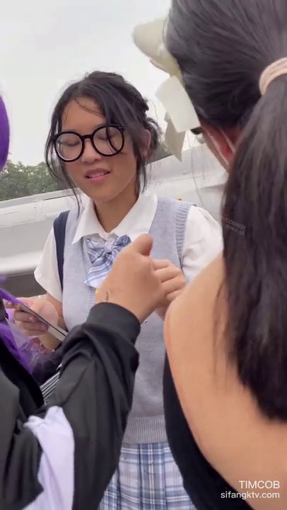 大神尾随偷拍 美女裙底风光身材高挑的学妹校服短裙白内尿黄了一片+下班的长裙白领有说有笑穿透气内内