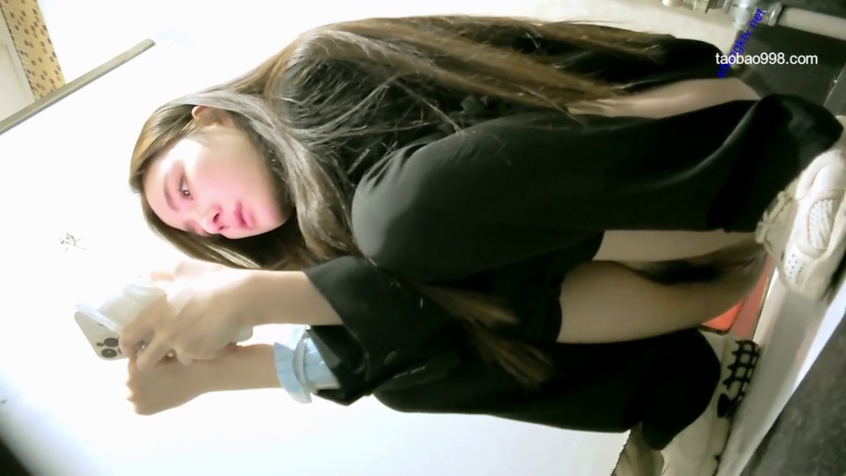 五月最新私房偷拍大神 隔墙有眼 原创厕拍 极品巴黎世家女神气场全开