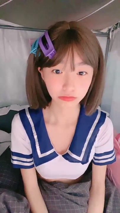 既是大学生，又是福利姬，又是主播，【呜崽酱】，学校寝室自慰，颜值身材都很棒的小妹妹~1