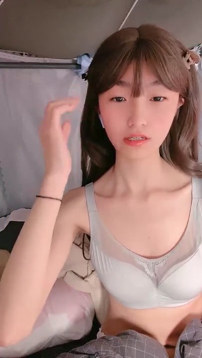 既是大学生，又是福利姬，又是主播，【呜崽酱】，学校寝室自慰，颜值身材都很棒的小妹妹~4