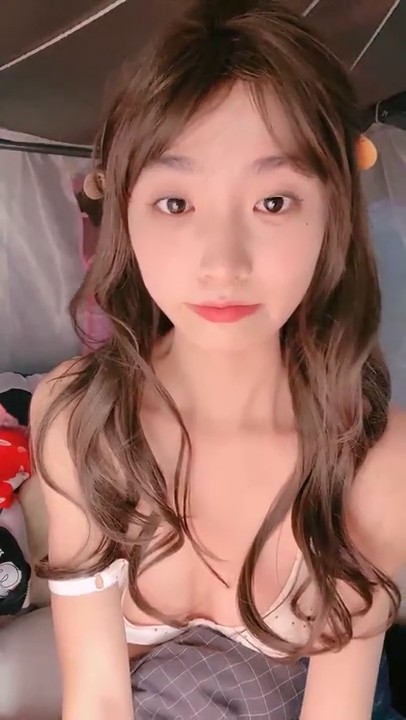 既是大学生，又是福利姬，又是主播，【呜崽酱】，学校寝室自慰，颜值身材都很棒的小妹妹~2