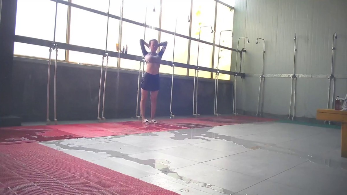 贵在真实，游泳馆女士区内部春色曝光，还是年轻身体诱人，小姐姐身材无敌了，三点都是极品