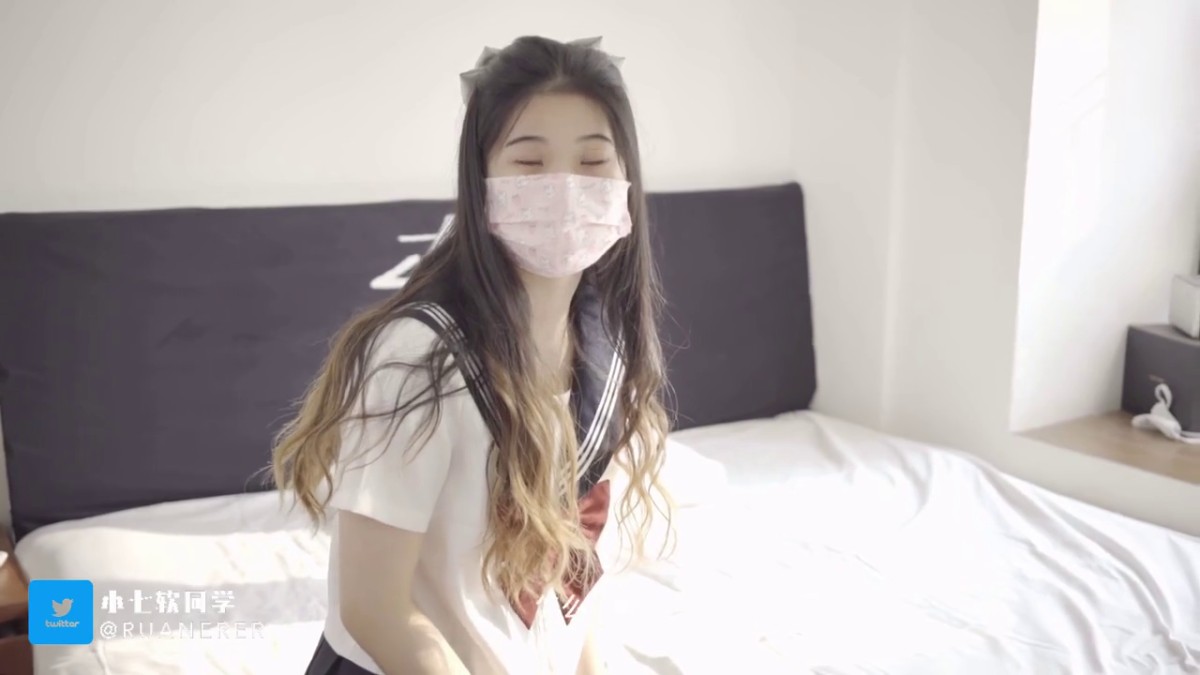 白虎萝莉『小七软同学』我的妹妹真的超可爱，JK长筒白袜 纯欲系少女 长发及腰蜜桃臀 粉嫩无毛小嫩逼