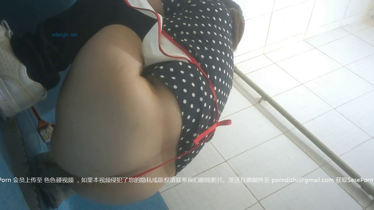 大胆坑神潜入商场女厕独占坑位隔板缝中现场实拍多位小姐姐方便 角度刁钻逼脸同框 (21)